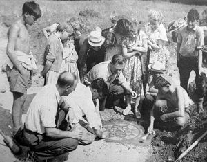 Much Wenlock schoolchildren and staff at the excavations in September 1957.