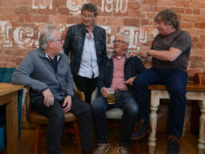 Supporting image for story: Sixties pop stars shine again at reunion
