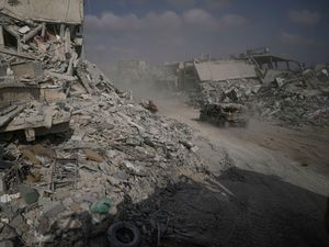 Supporting image for story: Israeli air strikes in Gaza leave at least 14 people dead