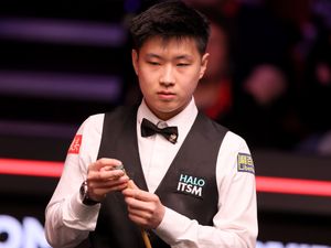 Zhao Xintong chalks his cue