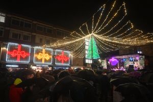SHREW COPYRIGHT NATIONAL WORLD STEVE LEATH 18/12/24Pics in the rain of Carols in the Square in Shrewsbury.