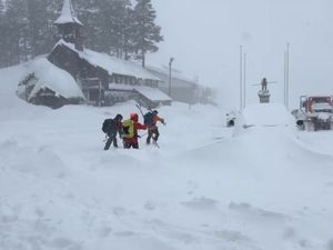Supporting image for story: Six skiers rescued but more remain missing after California avalanche
