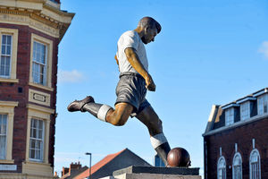 The Duncan Edwards statue in Dudley