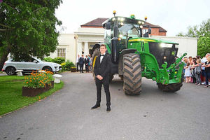 A dramatic way to arrive at the prom
