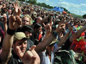 Supporting image for story: The sun shines on Download rockers