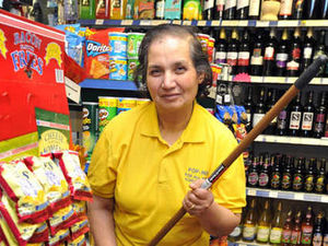 Supporting image for story: Brave Murti fends off armed robber with a mop
