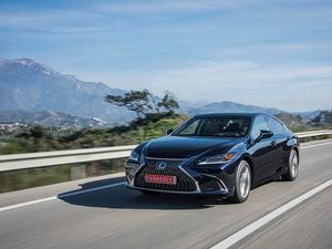 Supporting image for story: First Drive: The Lexus ES offers a refined and luxurious executive experience