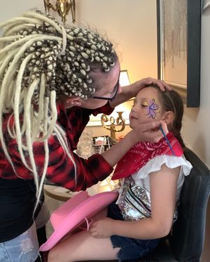 Face painting a cowgirl 