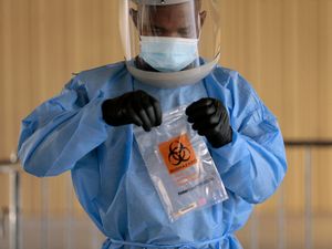 Supporting image for story: US sets new record high for coronavirus cases