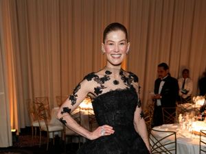 Supporting image for story: Rosamund Pike ‘smashed up’ face in skiing accident days before Golden Globes