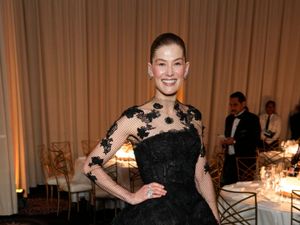 Supporting image for story: Rosamund Pike ‘smashed up’ face in skiing accident days before Golden Globes