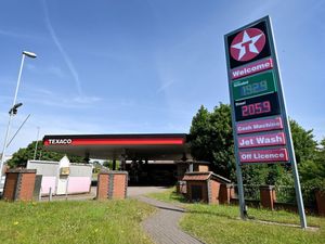 Supporting image for story: Police urge frustrated motorists not to join M6 fuel protests 