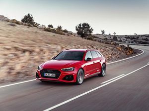 Supporting image for story: Audi lifts the lid on new RS 4 Avant