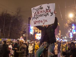 Supporting image for story: Protesters hold noisy demonstration against Serbia’s populist leadership