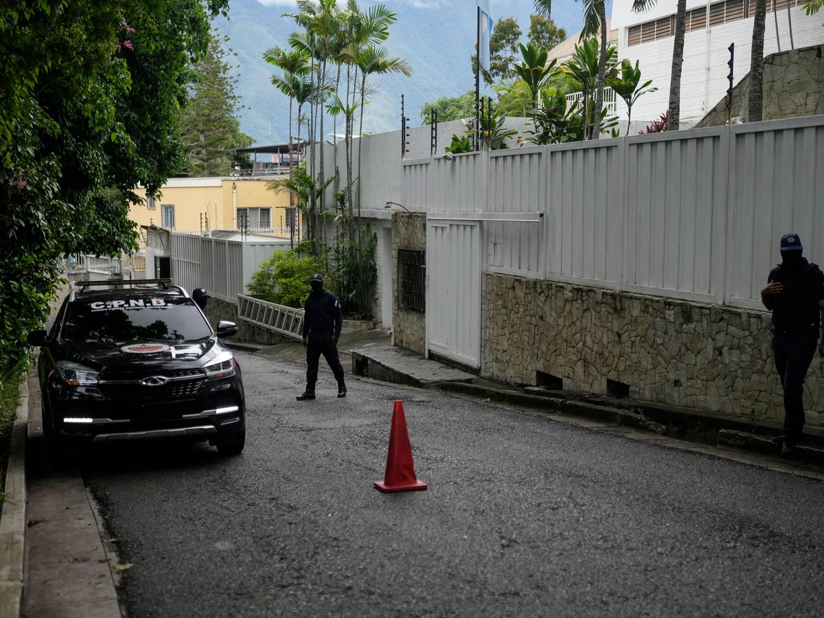 Venezuela denies that opposition members left country under rescue operation