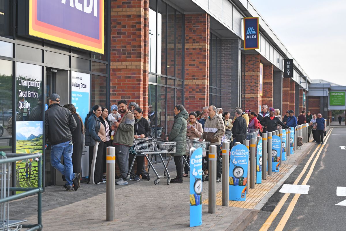 Golden moment as ribbon is cut on new Oldbury supermarket