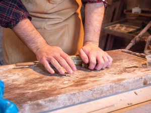 Oliver the pipemaker at work. Photo by The Ironbridge Gorge Museum Trust