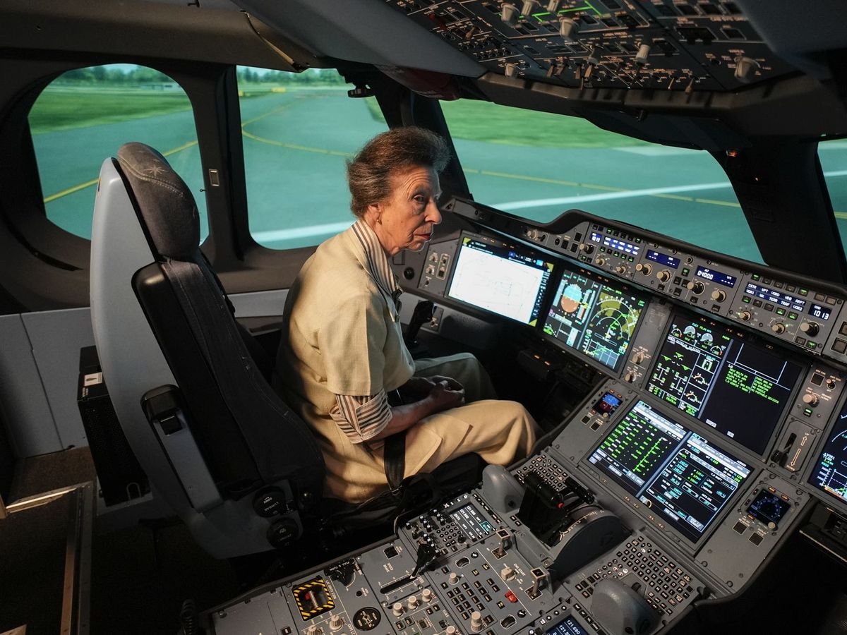 Anne straps into pilot&rsquo;s seat to test Airbus flight simulator in Singapore
