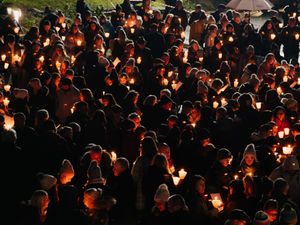 Supporting image for story: Hundreds turn out for Severn Hospice's poignant remembrance service