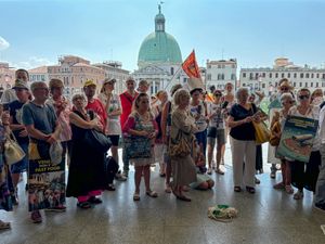 Supporting image for story: Venice officials defend day-tripper tax, but delay decision on extending it