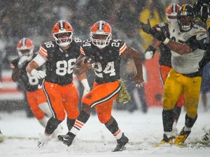 Cleveland Browns running back Nick Chubb carries in the snow for the decisive touchdown