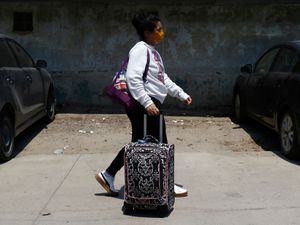 Supporting image for story: US sends migrants back to Honduras and Colombia in first voluntary deportation