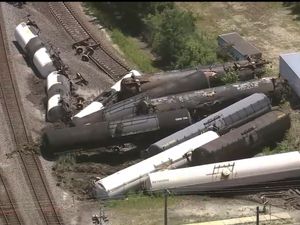 Supporting image for story: Freight train derails in suburban Chicago