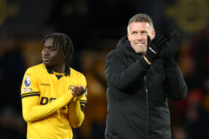 Edwards and Mane take the applause from the South Banlk (Photo by Brett Patzke - WWFC/Wolves via Getty Images)