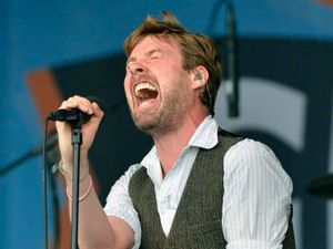 Supporting image for story: Kaiser Chiefs, Wolverhampton Racecourse - review with pictures