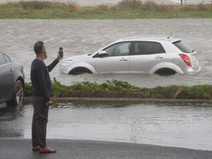 Supporting image for story: Storm Amy: Man dies and new weather alert as UK braces for more disruption