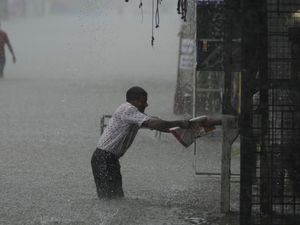 Supporting image for story: Three people drown as Sri Lanka hit by flooding