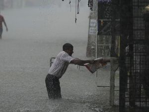 Supporting image for story: Three people drown as Sri Lanka hit by flooding