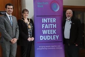 The Mayor of Dudley poses with two of the attendees at the meeting. They are (l) Hakk Ozal from The Dialogue Society and (R) Mushtaq Hussain from Cfed and Dudley Central Mosque