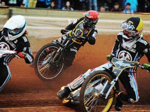 Supporting image for story: Wolverhampton Wolves: Play-off tie off after rain showers