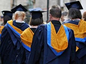 Supporting image for story: Scrapping graduate visa route ‘would have small effects on net migration’