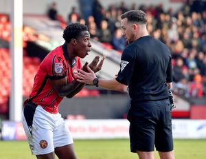 Liam Gordon appeals to the ref.