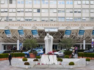 Supporting image for story: Pope to remain in hospital as doctors treat ‘complex’ respiratory infection