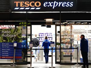 Supporting image for story: Tesco keeps on 13,000 temporary workers due to surging Omicron absences