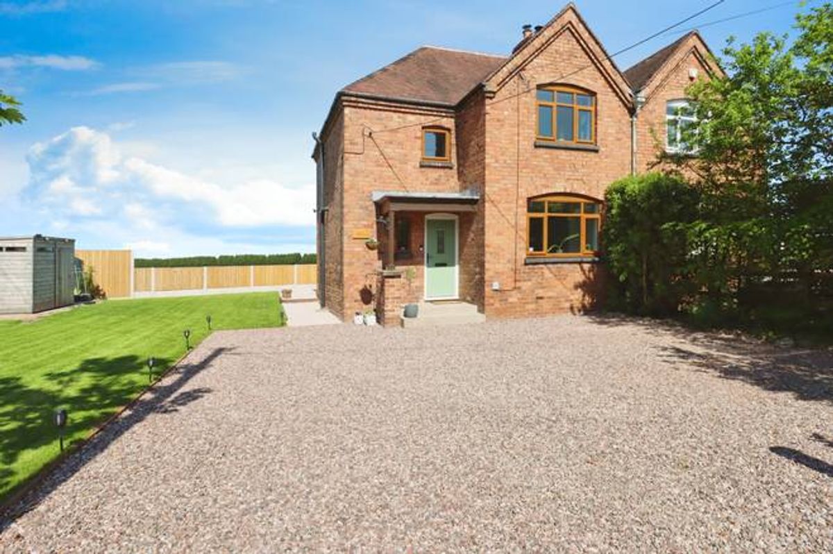 Refurbished three-bedroom cottage with farmland views near Telford for £325k+Property|1 hour ago