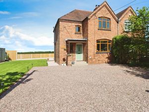 Supporting image for story: Refurbished three-bedroom cottage with farmland views near Telford for £325k+
