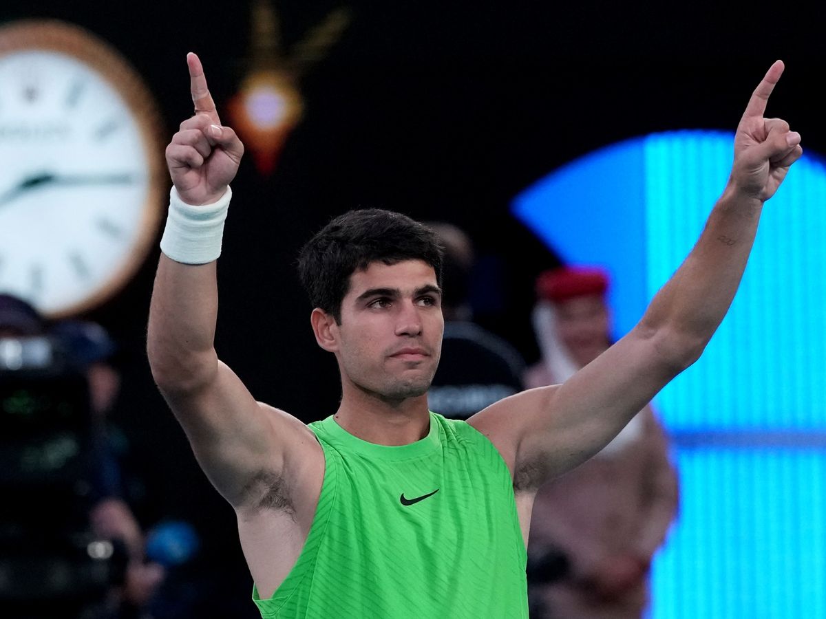 Carlos Alcaraz battles past Alexander Zverev in epic Australian Open semi-final