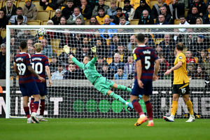 Newcastle's Fabian Schar equalises against Wolves at Molineux from distance (Photo by JUSTIN TALLIS/AFP via Getty Images)