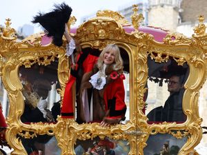 Supporting image for story: First-ever Lady Mayor of London in 800 years of the post swears loyalty to crown