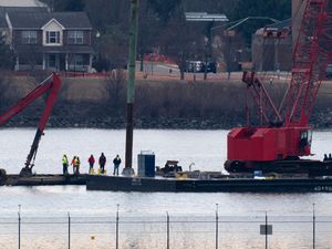 Supporting image for story: Crews return to Potomac River to recover wreckage from Washington air disaster