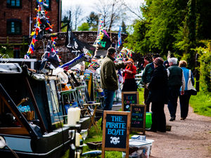 Supporting image for story: Video: Shropshire shoppers bob along to floating market 