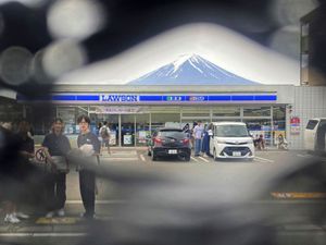 Supporting image for story: Town finds holes in screen built to prevent tourists taking photos of Mount Fuji