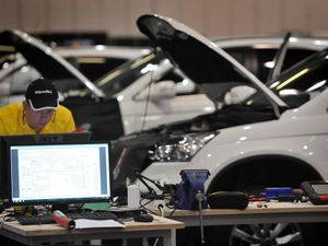 Supporting image for story: Women paying more on average for a car service than men – survey