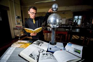 Supporting image for story: Teacher top of class on University Challenge