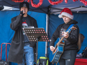 Buskers Finn and Alfie play a few tunes. Photo: Ian Knight / Z70 Photography