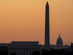 Supporting image for story: Record-breaking heat prolongs misery for millions across US